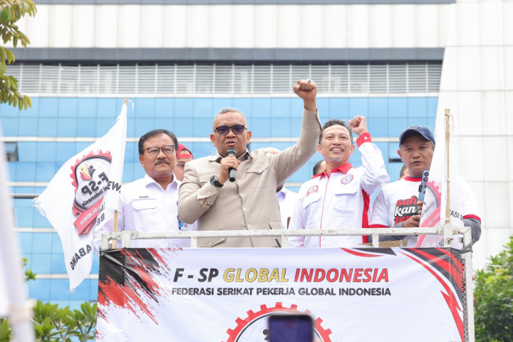 Federasi Serikat Pekerja Global Indonesia (F-SPGI) menggelar aksi damai di depan kantor Kemnaker, Jakarta, Senin (25/5/2026).