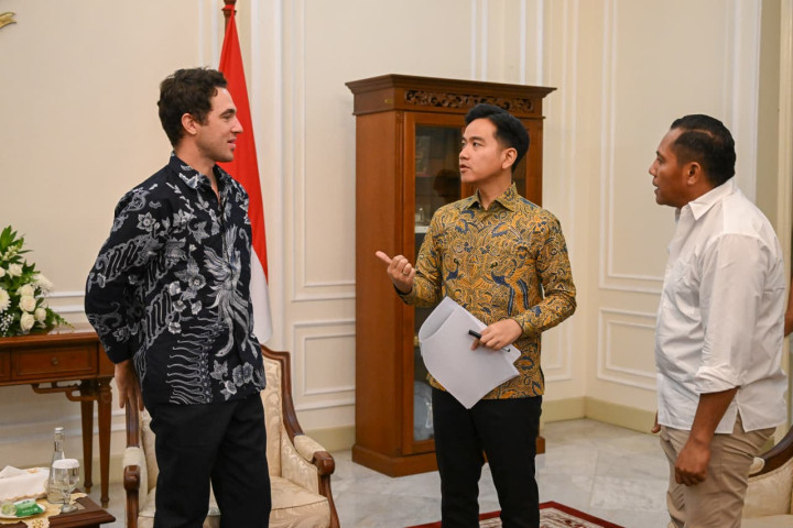 Wakil Presiden Republik Indonesia, Gibran Rakabuming Raka, menerima jajaran pendiri organisasi lingkungan Sungai Watch yang dipimpin Gary Bencheghib bersama Sam Bencheghib dan Kelly Bencheghib di Istana Wakil Presiden, Jakarta, Selasa (26/5/2026).