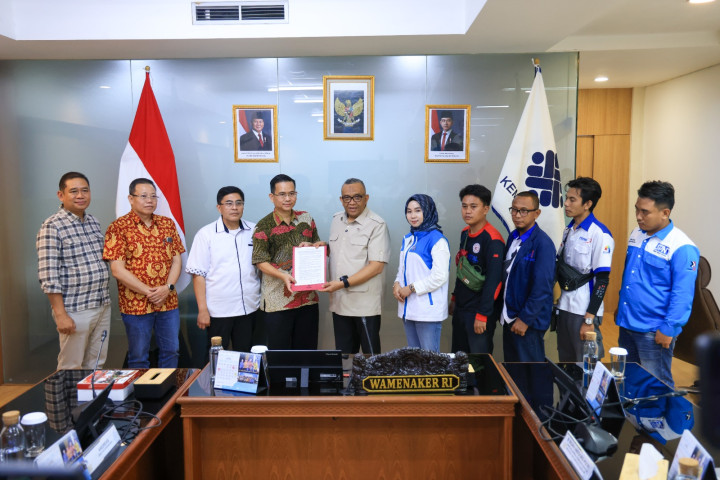 Wamenaker  Afriansyah Noor, memfasilitasi dialog antara manajemen PT Indomarco Prismatama (Indomaret) dengan serikat pekerja (SPN dan SPMI), terkait upah kerja di hari libur nasional, di Kantor Kementerian Ketenagakerjaan, Selasa (26/05/2026).