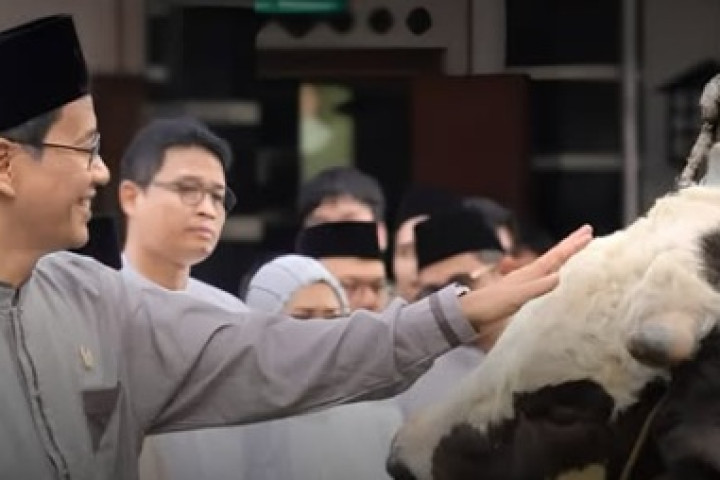 Menteri Keuangan Purbaya Yudhi Sadewa menyerahkan satu ekor sapi kurban ke Masjid Salahuddin, Kantor Pusat Direktorat Jenderal Pajak (DJP), Jakarta Selatan, Rabu (27/5). 