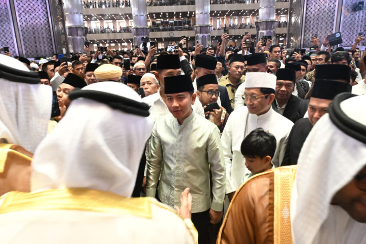 Wakil Presdien Gibran Rakabuming Raka menjalankan Salat Iduladha di Masjid Istoqlal, Jakarta, Rabu, 27 Mei 2026.