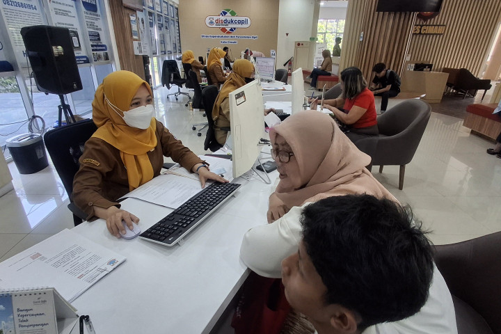 Layanan administrasi kependudukan di Mal Pelayanan Publik (MPP) Kota Cimahi dipadati warga yang akan mengurus aktivasi Identitas Kependudukan Digital (IKD) jelang Sistem Penerimaan Murid Baru (SPMB) tahun ajaran 2026/2027.
