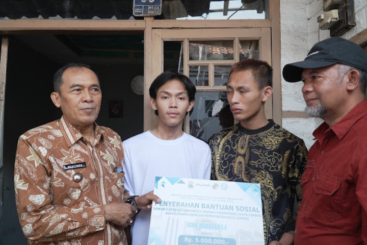 Wali Kota Cimahi Ngatiyana turun langsung melakukan home visit dan menyerahkan bantuan sosial kepada Pemerlu Pelayanan Kesejahteraan Sosial (PPKS) di Kelurahan Baros Kecamatan Cimahi Tengah, Jumat (29/5/2026).
