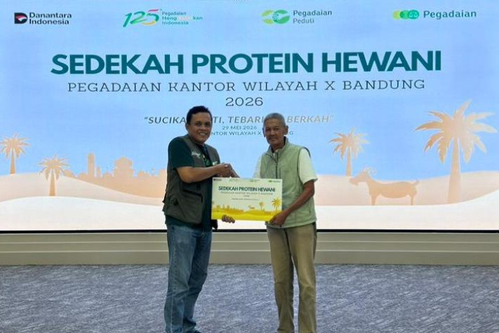 Pemimpin PT Pegadaian Kanwil X Jawa Barat Eko Supriyanto menyerahkan Sedekah Protein Hewani kepada warga sekitar,  Jum'at, 29 Mei 2026.