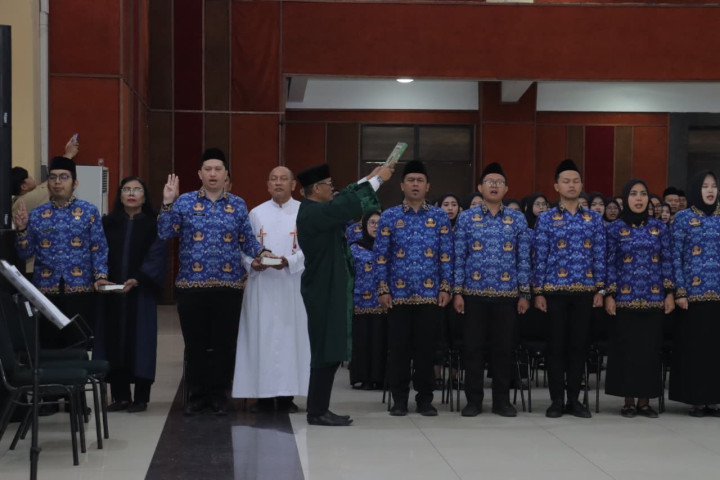 Pemerintah Kota Cimahi resmi memperkuat jajaran aparatur sipil negara dengan mengangkat 127 Calon Pegawai Negeri Sipil (CPNS) Formasi Tahun 2024 menjadi Pegawai Negeri Sipil (PNS)