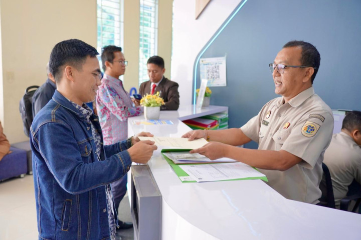  Apabila sertipikat tanah hilang. Kementerian ATR/BPN akan menerbitkan sertipikat pengganti, namun dengan tetap melampirkan bukti dan persyaratan yang jelas.Petugas pelayanan di Kantor ATR/BPN akan melayani permohonan dari masyarakat.
