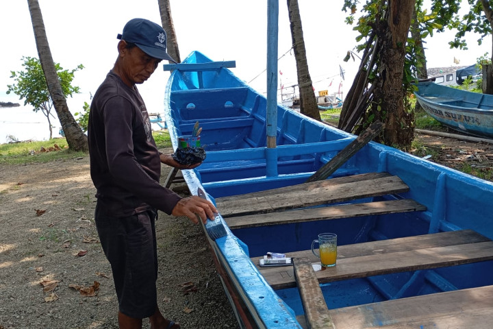 Di Kampung Cilurah, Desa Sukanegara, Kecamatan Carita, Kabupaten Pandeglang, seorang perajin perahu bernama Yus menghabiskan hari-harinya memperbaiki kapal-kapal nelayan yang mengalami kerusakan 