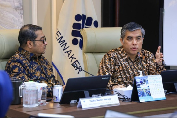 Menteri Ketenagakerjaan (Menaker) Yassierli dan Menteri Ekonomi Kreatif (Menekraf) Teuku Riefky Harsya membahas sinergi untuk menyiapkan tenaga kerja yang kompeten di sektor ekonomi kreatif.  di Kantor Kemnaker, Jakarta, Kamis (4/6/2026).