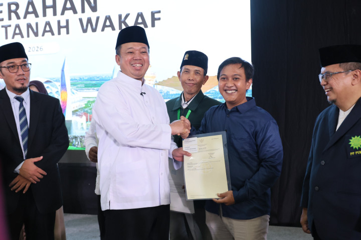 Menteri ATR/BPN Nusron Wahid  menyerahkan 1.032 sertipikat saat kegiatam International Conference on Pesantren (ICOP) 2026 dan Penyerahan Sertipikat Wakaf di Universitas Darunnajah, Jakarta, Sabtu 6 Juni 2026. 