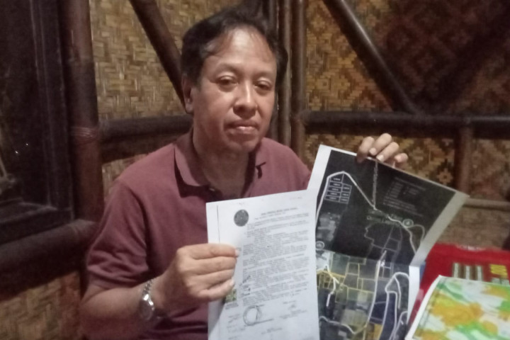 Ahmad Kusuma Yuda atau yang akrab disapa Jijit Wiranata Kusuma menunjukan dokumen tanah yang dimiliki ahli waris.