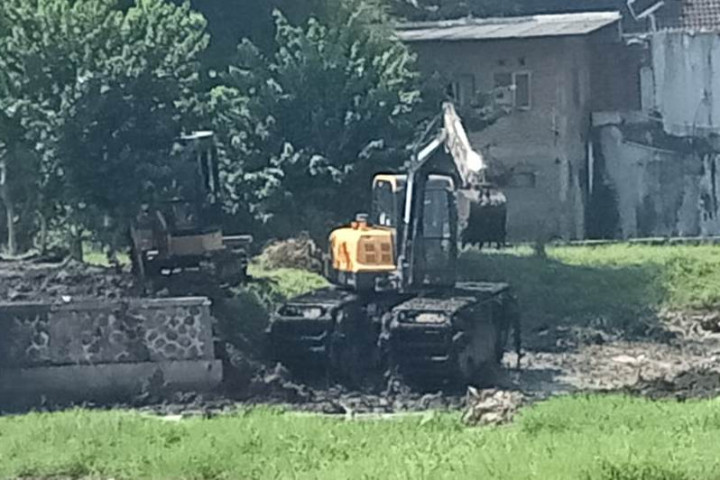 DPKP Kota Cimahi menurunkan alat berat untuk melakukan pengerukan Kolam Retensi di Pasirkaliki untuk antispasi banjir.