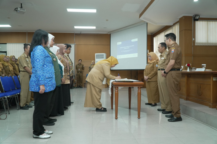 Kepala Dinas Lingkungan Hidup Kota Cimahi Chanifah Listyarini menandatangani komitmen penaganan sampah di Kota Cimahi 