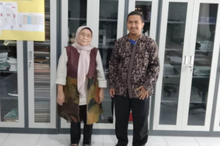 Kepala SMA Pasundan 2 Cimahi  Sri Rahayu bersama Ketua Panitia SPMB Arip Maryadi