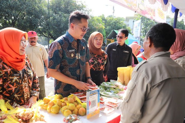 Wakil Walikota Cimahi Adhitia Yudisthira Meninjau Gerakan Pangan Murah, Rabu, 10 Juni 2026. 