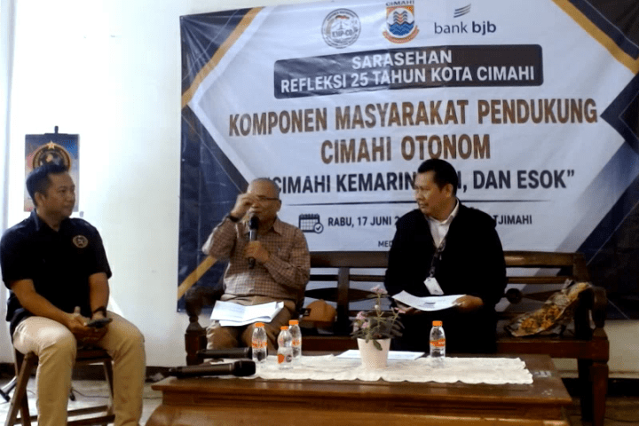 Dipandu Moderator, dua Narasumber Sarasehan Refleksi 25 Tahun Kota Cimahi sedang memaparkan pandangannya.
