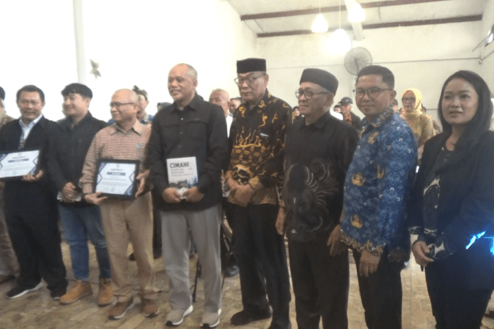 Peserta Sarasehan Refleksi 25 Tahun Kota Cimahi berfoto bersama usai pembukaan acara.