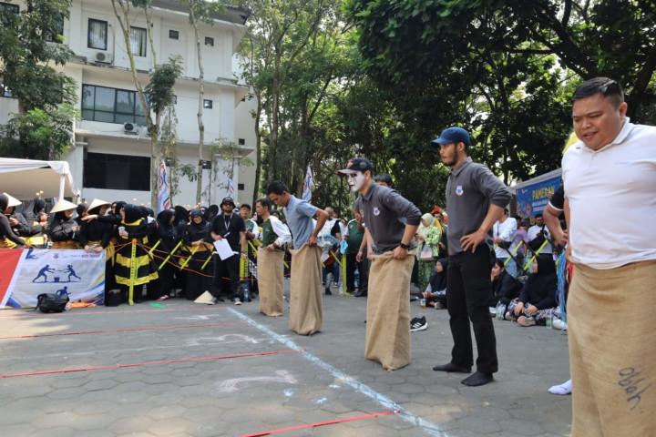 Dalam rangka memperingati Hari Ulang Tahun (HUT) ke-25 Kota Cimahi, Pemerintah Kota Cimahi melalui Disbudparpora menyelenggarakan Festival Olahraga Tradisional (Ortrad) antar Perangkat Daerah di Lapangan Apel Pemkot Cimahi, Kamis (18/6/2026).