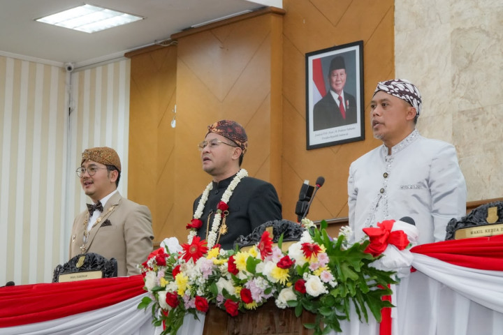 Ketua DPRD Kota Cimahi Wahyu Wifyatmoko (kanan) memimpin Rapat Paripurna Istimewa Hari Jadi ke-25 Kota Cimahi, yang dihadiri Wagub Jabar Erwan Setiawan, di Gedung DPRD,Minggu, 21 Juni 2026.