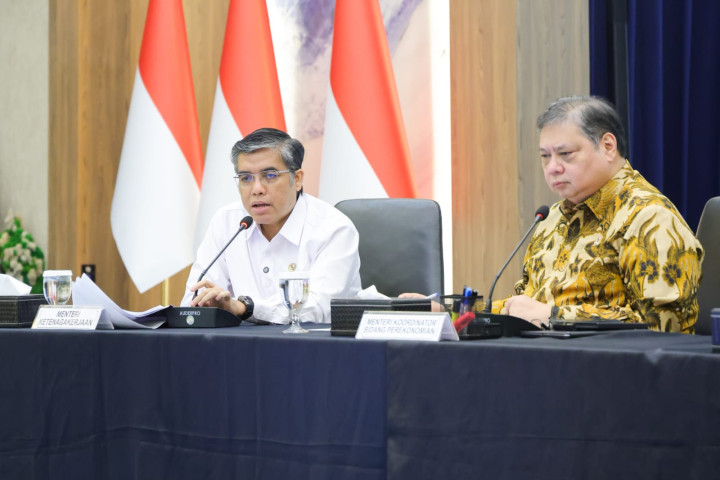 Menko Perekonomian Airlangga Hartarto melakukan konferensi pers di Kantor Kementerian Koordinator Bidang Perekonomian, Jakarta, yang turut dihadiri Menteri Ketenagakerjaan Yassierli