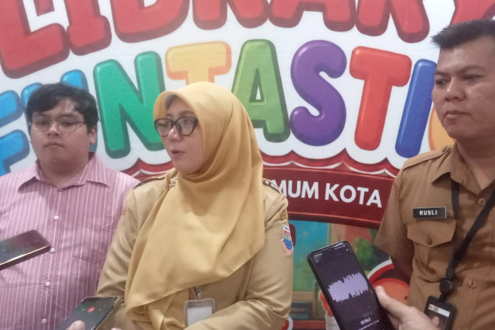 Kepala Dinas Arsip dan Perpustakaan Daerah Kota Cimahi sedang memberikan keterangan pers usai peluncuran BIoskop Mini dan Pojok Bunda Literasi, Selasa, 23 Juni 2026.
