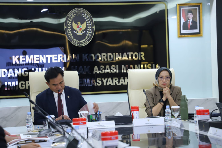 Menteri PANRB  Rini Widyantini bersama Menteriko Kumham Imipas  Yusril Ihza Mahendra membahas penataan organisasi dan tata kerja di Kemenko Kumham Imipas, di Jakarta.