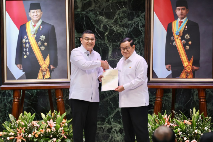 Wakil Menteri Agraria dan Tata Ruang/Wakil Kepala Badan Pertanahan Nasional (Wamen ATR/Waka BPN), Ossy Dermawan, menyerahkan Sertipikat Hak Pakai atas nama Pemerintah Provinsi (Pemprov) DKI Jakarta, di Balai Agung, Jakarta, Rabu (24/06/2026). 