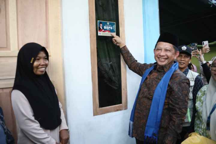 Mendagri Tito Karnavian meninjau pelaksanaan program BSPS di Desa Pone, Kecamatan Limboto Barat, Kabupaten Gorontalo