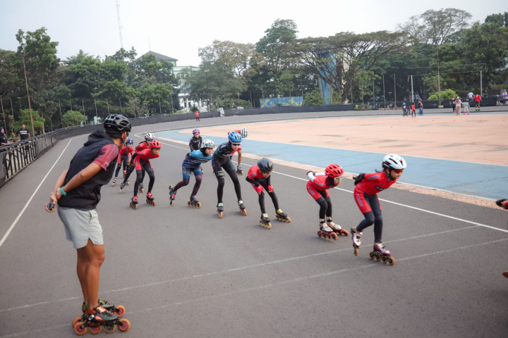 B-Blade pernah menjadi kekuatan utama sepatu roda Kota Bandung dan Jawa Barat dalam berbagai ajang Pekan Olahraga Daerah (Porda) hingga seleksi menuju Pekan Olahraga Nasional (PON).