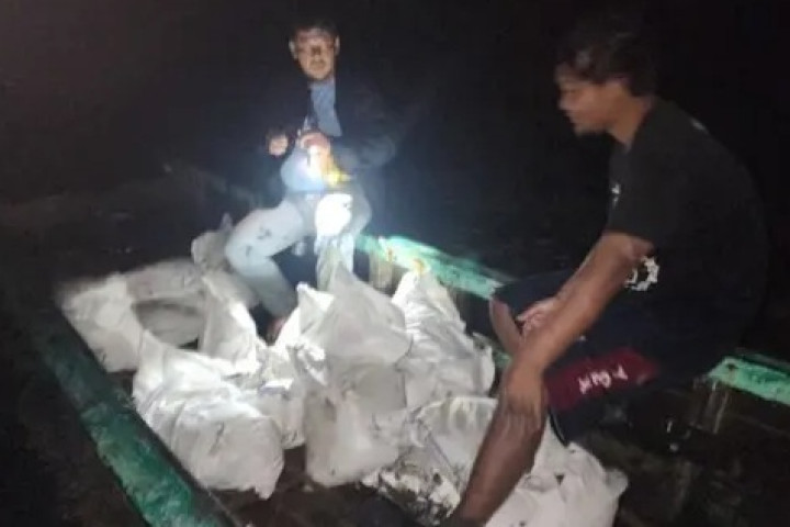 petugas berhasil mengamankan satu unit kapal angkut kecil, empat orang pekerja angkut, serta 37 kampil bijih timah kering yang diduga akan diselundupkan