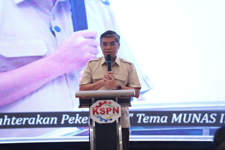 Yassierli saat membuka Rapat Pimpinan Nasional (Rapimnas) Konfederasi Serikat Pekerja Nusantara (KSPN) di Majalengka, Jawa Barat .