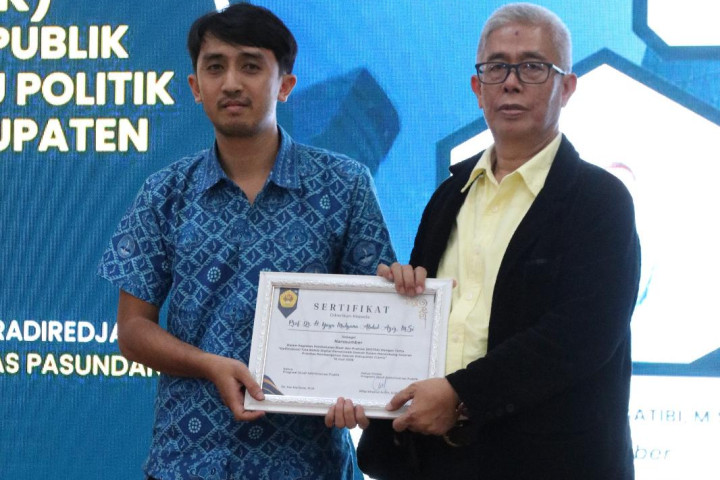 Prof. Dr. H. Yaya Mulyana Abd Aziz saat memberikan Pembekalan Riset dan Praktik (Ristek) kepada mahasiswa Program Studi Administrasi Publik FISIP Universitas Pasundan di Aula Suradireja, Kabupaten Ciamis, Senin (29/6).
