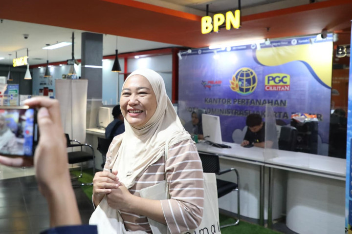 Dian (43) menunggu panggilan di loket pelayanan pertanahan BPN yang berada di Mal Pusat Grosir Cililitan (PGC), Jakarta Timur.