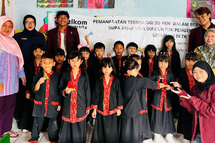 Program Studi S1 Artpreneurship Telkom University  memberikan edukasi melalui pemanfaatan 3D pen sebagai media pembelajaran seni rupa dan pengenalan bentuk geometri.  di TK Tutuka Cimahi, belum lama ini.