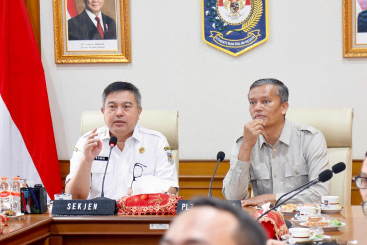 - Sekretaris Jenderal Kementerian Dalam Negeri (Kemendagri) Tomsi Tohir memimpin Rapat Koordinasi Sosialisasi Pengusulan Calon Penerima Program BSPS secara virtual dari Kantor Pusat Kemendagri, Jakarta, Rabu (1/7/2026).