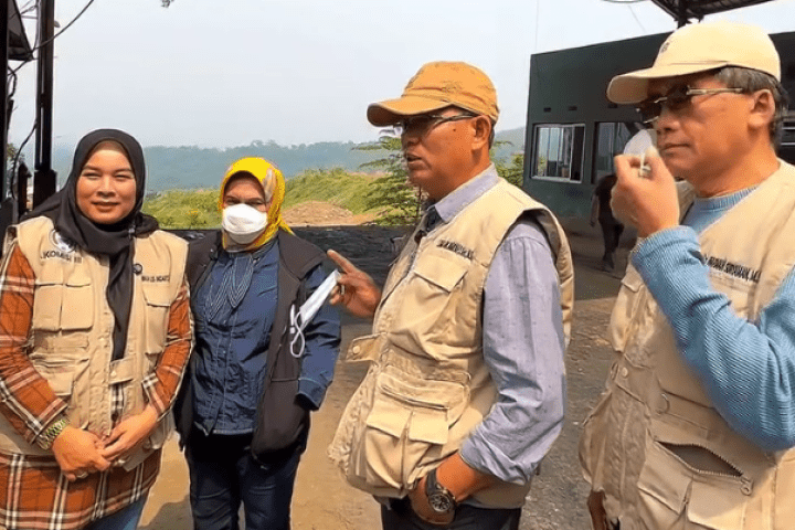 Komisi III DPRD Kota Cimahi bersama Dinas Lingkungan Hidup (DLH) Kota Cimahi dan meninjau lokasi Tempat Pembuangan Akhir (TPA) Sarimukti.