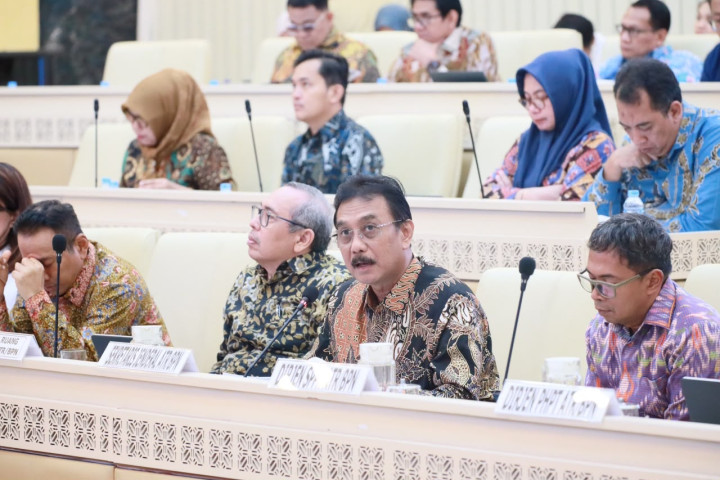 Sekjen Kementerian ATR/BPN Dalu Agung Darmawan bersama jajaran mengikuti Rapat Dengar Pendapat bersama Komisi II DPR RI.