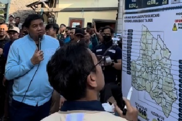 Menteri PKP Maruarar Sirait melakukan peninjauan langsung pembangunan rumah penerima BSPS di Kelurahan Kota Kulon, Kabupaten Sumedang, Senin (6/7/2026).