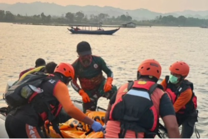 Tim SAR Gabungan berhasil menemukan Deni Kurniawan (19), korban yang tenggelam di aliran Waduk Saguling, Desa Cangkorah, Kecamatan Batujajar, Kabupaten Bandung Barat, Senin (6/7/2026).