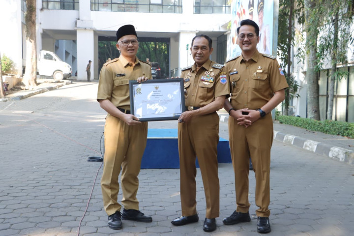 Wali Kota Cimahi Ngatiyana menyerahkan sertifikat hasil evaluasi internal Reformasi Birokrasi Tahun 2025 kepada perangkat daerah dengan nilai indeks tertinggi, di Lapangan Apel, Senin (6/7/2026).