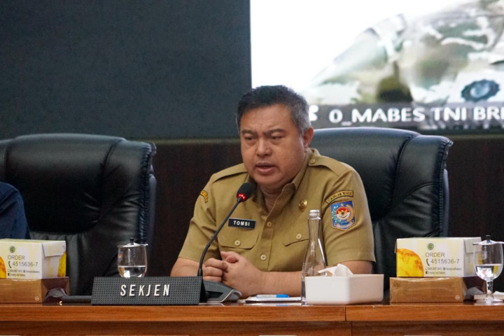 Sekretaris Jenderal (Sekjen) Kementerian Dalam Negeri (Kemendagri), Tomsi Tohir, memimpin Rapat Koordinasi Pengendalian Inflasi Daerah yang digelar di Gedung Sasana Bhakti Praja, Jakarta, Senin (6/7/2026)