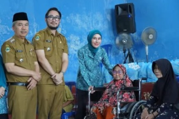 Pemerintah Kabupaten Bandung Barat menggelar Santunan Akbar bagi lanjut usia (lansia) secara serentak di seluruh wilayah KBB, Senin (6/7). 
