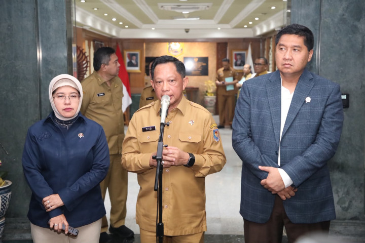 Mendagri Tito Karnavian memberikan keterangan pers  usai rapat koordinasi bersama Menteri Perumahan dan Kawasan Permukiman serta Kepala BPS di Jakarta. 