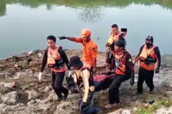 Tim SAR Gabungan berhasil menemukan korban tenggelam di Sungai Citarum, Desa Tunggakjati, Kecamatan Karawang Barat, Kabupaten Karawang,Kamis, 9 Juli 2026. 
