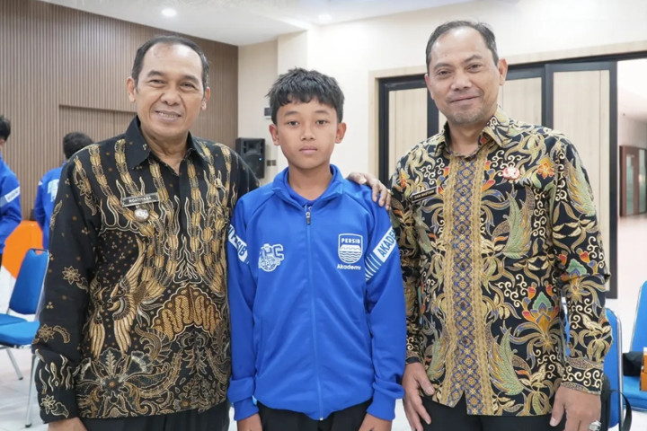 Wali Kota Cimahi Ngatiyana melepas kontingen Akademi Persib Cimahi (APC) U-13 yang akan berlaga pada Gothia Cup 2026 di Gothenburg, Swedia, di Aula Gedung B Kantor Pemerintah Kota Cimahi