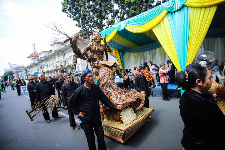 Festival Asia Afrika 2026 sukses menyedot perhatian ribuan masyarakat yang memadati kawasan Jalan Asia Afrika, Kota Bandung, Sabtu (11/7/2026). 
