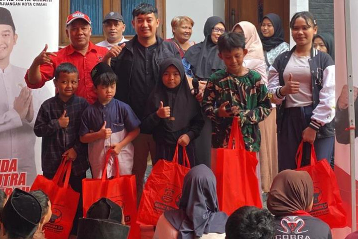 Agung Yudaswara, ST, Wakil Ketua DPRD Kota Cimahi sekaligus Ketua DPC PDI Perjuangan Kota Cimahi, menggelar kegiatan santunan kepada 45 anak yatim serta hearing atau dengar pendapat bersama warga Kelurahan Cibeureum menjelang dimulainya tahun ajaran baru.
