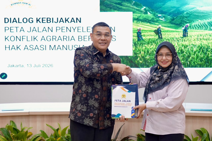 Wakil Ketua Bidang Eksternal Komnas HAM, Putu Elvina menyerahkan rekomendasi dari Komnas HAM terkait penyelesaian agrarian, kepada Wamen ATR/BPN Ossy Dermawan, Selasa, 14 Juli 2026. 
