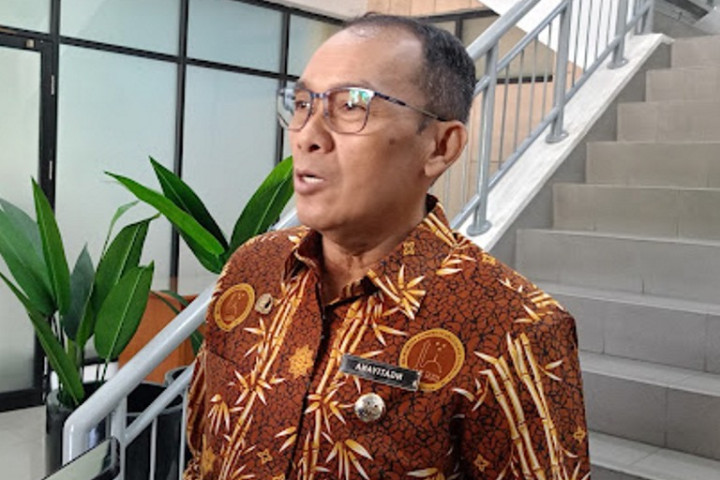 Wali Kota Cimahi Ngatiyana memberikan keterangan pers  usai  membuka kegiatan sosialisasi ORI030 di Aula A Pemerintah Kota Cimahi, Kamis, 16 Juli 2026. 