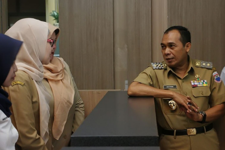 Wali Kota Cimahi Ngatiyana berbincang dengan ASN Pemkot Cimahi dan warga.