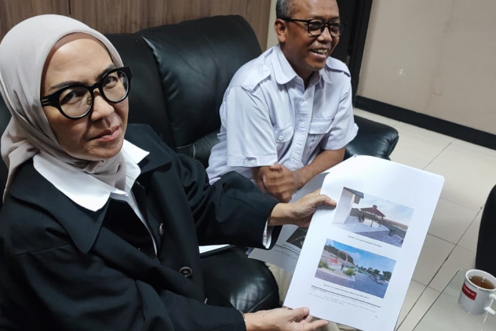 Kepala Dinas Perkim KBB, Anni Roslianti menunjukkan gambar lokasi TPU di Perumahan Graha Padalarang Indah , Kamis, 16 Juli 2026.
